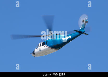 Helijet International Sikorsky S76 Hubschrauber am Himmel über Vancouver Intl. Flughafen: Stockfoto