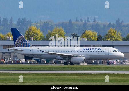 United Airlines A320 rollt zum Start in Vancouver Intl. Flughafen an einem sonnigen Tag. Stockfoto