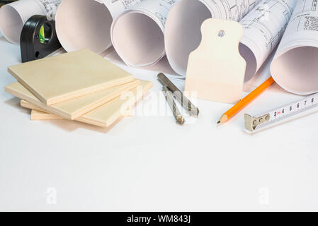 Zeichnung Brötchen, dem Builder, tceramic Fliesen, Fliese Bohrer, Messer, Bleistift, Maßband Stockfoto