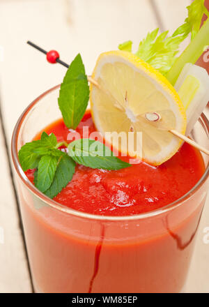 frischer Saft Gazpacho Tomatensuppe auf ein Glas über weiße Holz Tisch Stockfoto