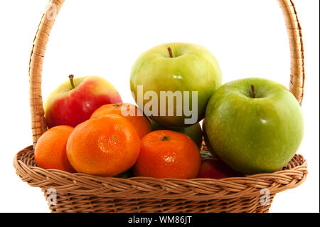 Korb gefüllt mit roten und grünen Äpfel und Mandarinen Stockfoto