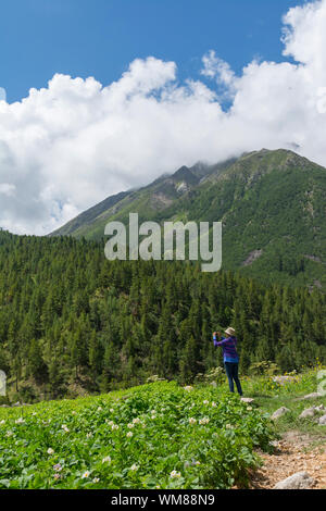 Reisende mit Blick auf Chitkul, Himachal Pradesh, Indien Stockfoto