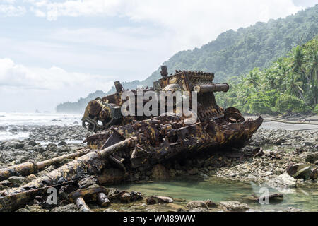 Verrostet Motor aus alten Schiffswrack am Strand, Corcovado National Park, Costa Rica Stockfoto