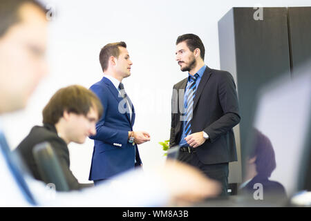 Geschäftsleute in modernen Büro. Stockfoto