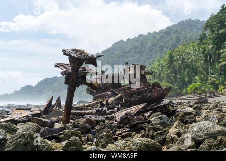 Verrostet Motor aus alten Schiffswrack am Strand, Corcovado National Park, Costa Rica Stockfoto