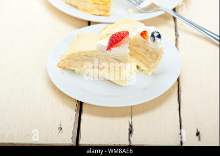 Krepp Pfannkuchen-Kuchen mit Sahne und Erdbeeren an der Spitze Stockfoto