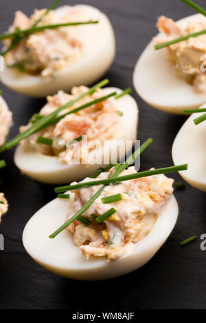 gefüllten Eiern mit Lachs Stockfoto