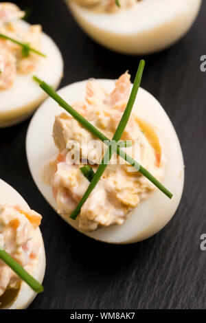 gefüllten Eiern mit Lachs Stockfoto