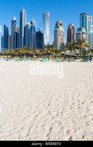 DUBAI, VAE - 28. November: Touristen am Strand der Stadt, 28. November 2014 in Dubai. Mehr als 10 Millionen Menschen besuchen die Stadt jedes Jahr. Stockfoto