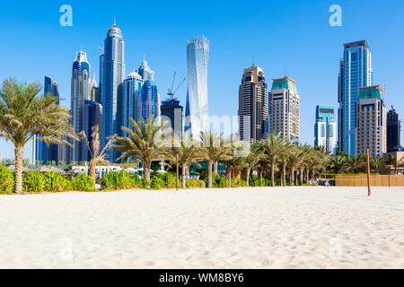 Horizontale Ansicht von Wolkenkratzern und Jumeirah Beach in Dubai. VEREINIGTE ARABISCHE EMIRATE Stockfoto