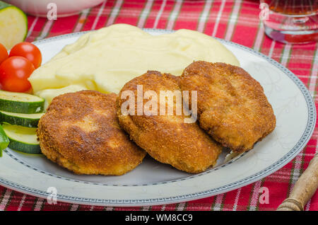 Hackfleisch in Paniermehl, Kartoffelpüree und Gemüse Stockfoto
