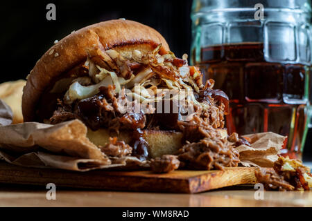 Südamerikanische Küche zog Schweinefleisch burger Sandwich gekrönt mit cole slaw Stockfoto