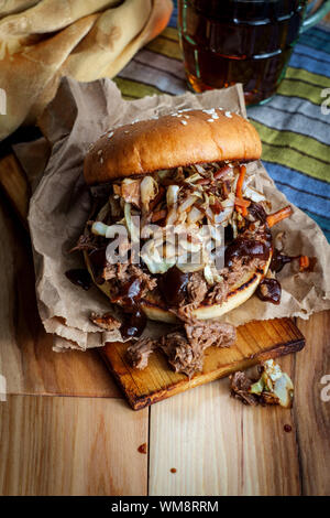 Südamerikanische Küche zog Schweinefleisch burger Sandwich gekrönt mit cole slaw Stockfoto