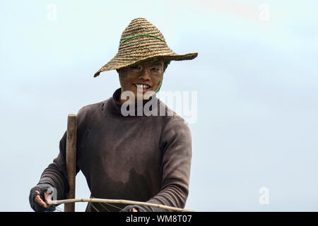 Portrait von Fisherman am Inle See, Myanmar Stockfoto