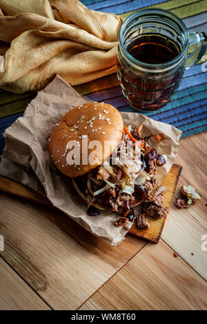 Südamerikanische Küche zog Schweinefleisch burger Sandwich gekrönt mit cole slaw Stockfoto