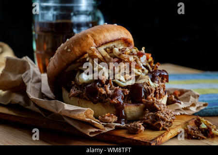 Südamerikanische Küche zog Schweinefleisch burger Sandwich gekrönt mit cole slaw Stockfoto