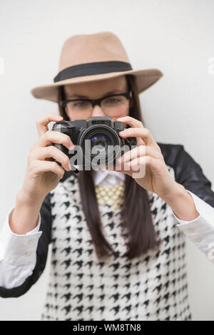 Ziemlich hipster ein Foto gegen gebleicht Holzbohlen Stockfoto