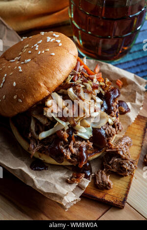 Südamerikanische Küche zog Schweinefleisch burger Sandwich gekrönt mit cole slaw Stockfoto