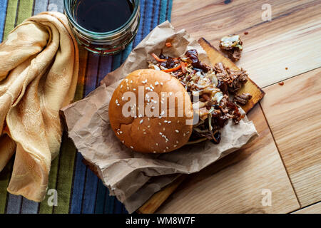 Südamerikanische Küche zog Schweinefleisch burger Sandwich gekrönt mit cole slaw Stockfoto