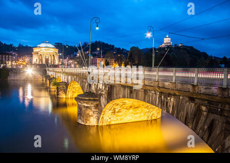 Panoramablick auf Brücke Vittorio Emanuele I und Chiesa della Gran Madre di Dio Kirche in Turin, Italien, Europa. Er schoß in der Dämmerung. Stockfoto