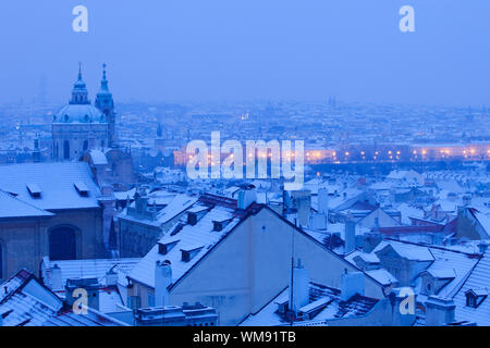 Prag - St. Nikolaus-Kirche und die Dächer der Mala Strana im winter Stockfoto