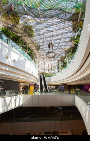 Besucher tun können Netze Walking Experience in Jewel Changi Airport mall Interior. Stockfoto