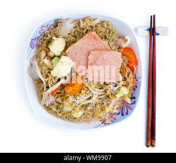 Asiatische Ramen-Suppe-Nudeln mit Stäbchen. Stockfoto
