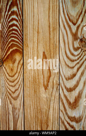 Verwitterte gebürstet Plank Holz- Hintergrund mit groben Nahaufnahme. Vertikale Ansicht Stockfoto