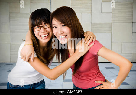 Zwei junge asiatische Studenten auf dem Campus. Stockfoto