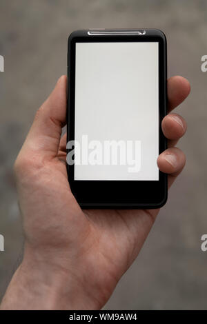 Hand hält eine Mobile Smartphone mit einem leeren Bildschirm. Sie können jedes beliebige Bild oder Text hinzufügen. Stockfoto