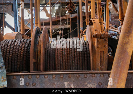 In der Nähe der Überreste der historischen Gold Dredge Nr. 3 im Herbst, Steese Highway, Alaska Stockfoto