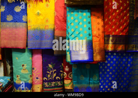 Bunte Saris angezeigt in einem Geschäft in Varanasi, Indien. Stockfoto