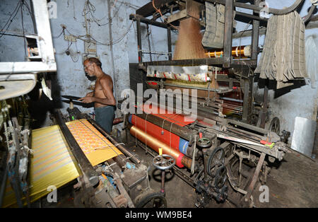 Maschine Weben in einer kleinen Fabrik in Varanasi, Indien. Stockfoto