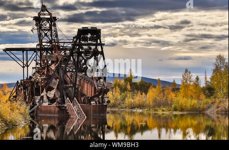 Reste der historischen Gold Dredge Nr. 3 im Herbst, Steese Highway, Alaska Stockfoto