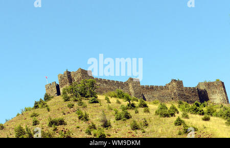 Die Festung Maglič aus dem 13. Jahrhundert in Kraljevo, Serbien. Stockfoto