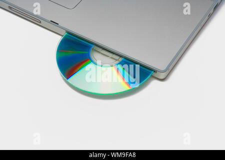 Silber Laptop mit cd / dvd isoliert auf weißem Hintergrund - clipping-Pfad Stockfoto