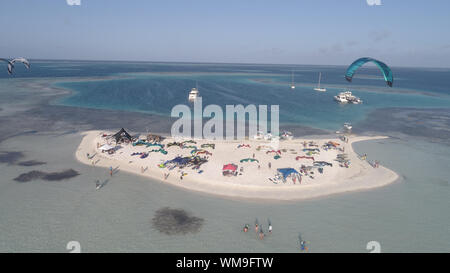 Luftaufnahme von Kite Surfen und Windsurfen in Los Roques Stockfoto