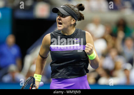 New York, USA. 4. Sep 2019. Bianca Andreescu reagiert während der Frauen singles viertelfinalegleichen zwischen Bianca Andreescu von Kanada und Elise Mertens von Belgien 2019 US Open in New York, USA, Sept. 4, 2019. Credit: Li Muzi/Xinhua/Alamy leben Nachrichten Stockfoto