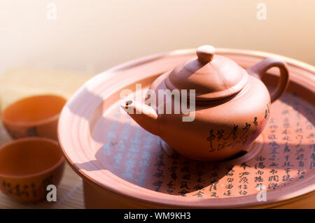 Chinesische Keramik Teekanne und Tassen. Das chinesische Wort auf dem Topf ist ein Gedicht. Stockfoto