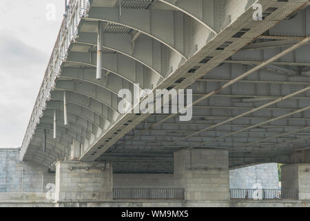 Moderne Stahlbeton Brücke, Ansicht von unten Stockfoto