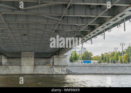 Moderne Stahlbeton Brücke, Ansicht von unten Stockfoto