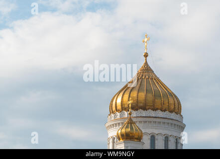 Goldenen Kuppeln der Kirche mit Kreuzen gegen den Himmel Stockfoto