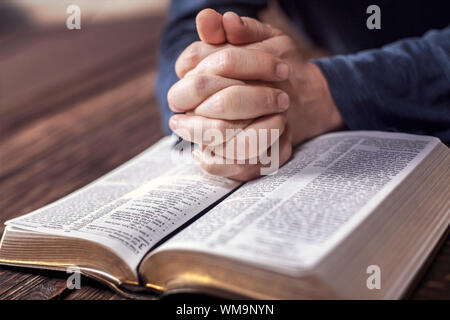 Mann liest die Bibel Stockfoto