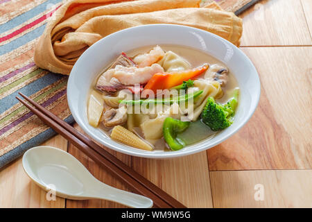 Subgum Wan-Tan-Suppe mit Schweinefleisch Garnele Huhn und gemischte chinesische Gemüse Stockfoto