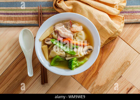 Subgum Wan-Tan-Suppe mit Schweinefleisch Garnele Huhn und gemischte chinesische Gemüse Stockfoto