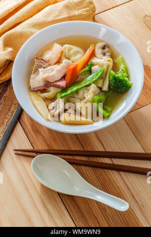 Subgum Wan-Tan-Suppe mit Schweinefleisch Garnele Huhn und gemischte chinesische Gemüse Stockfoto