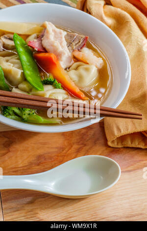 Subgum Wan-Tan-Suppe mit Schweinefleisch Garnele Huhn und gemischte chinesische Gemüse Stockfoto