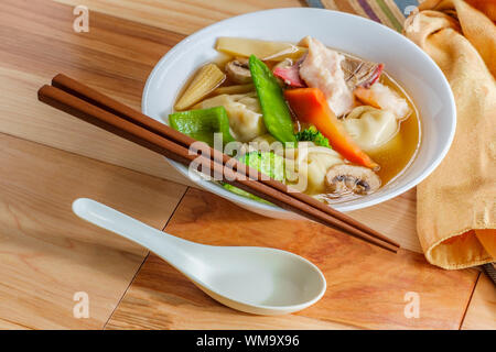 Subgum Wan-Tan-Suppe mit Schweinefleisch Garnele Huhn und gemischte chinesische Gemüse Stockfoto