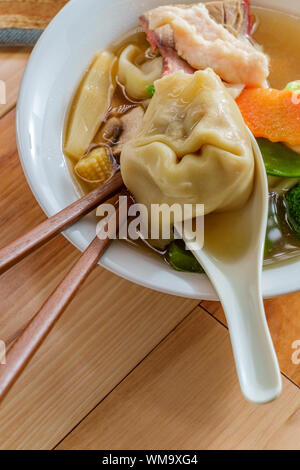 Subgum Wan-Tan-Suppe mit Schweinefleisch Garnele Huhn und gemischte chinesische Gemüse Stockfoto