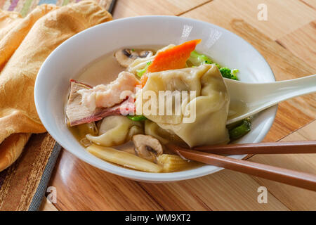 Subgum Wan-Tan-Suppe mit Schweinefleisch Garnele Huhn und gemischte chinesische Gemüse Stockfoto